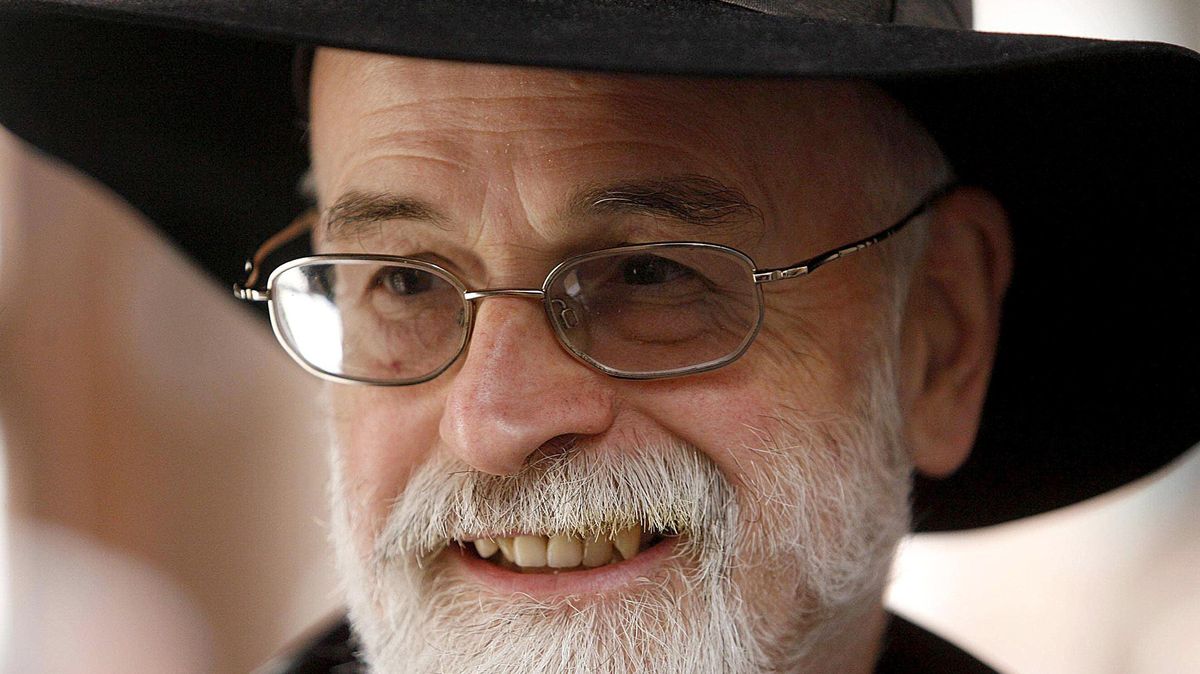 Terry Pratchett nás naučil myslet jinak. I proto víme, že nikdy neumřel